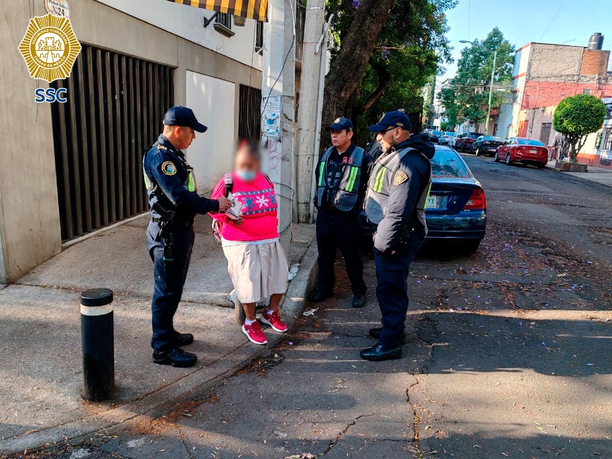 SSC_CDMX's tweet image. #ZonaSur | Policías del sector #Narvarte conversan con vecinas, vecinos y transeúntes de la colonia #Independencia, en la alcaldía @BJAlcaldia, con el fin de entregarles información a través de trípticos, en los que pueden encontrar medidas de seguridad y números telefónicos de