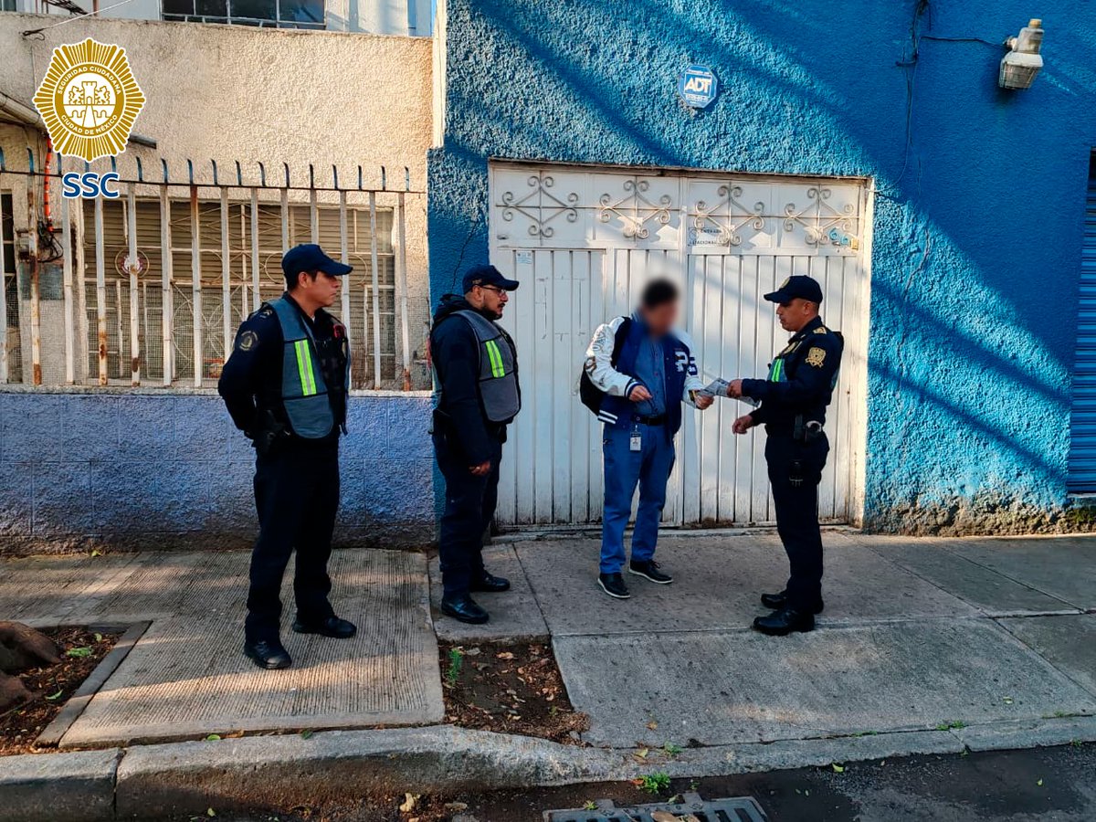 SSC_CDMX's tweet image. #ZonaSur | Policías del sector #Narvarte conversan con vecinas, vecinos y transeúntes de la colonia #Independencia, en la alcaldía @BJAlcaldia, con el fin de entregarles información a través de trípticos, en los que pueden encontrar medidas de seguridad y números telefónicos de