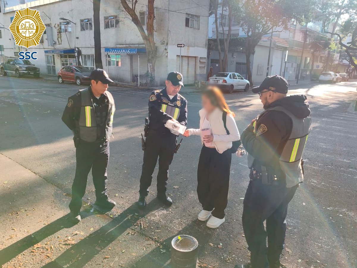 SSC_CDMX's tweet image. #ZonaSur | Policías del sector #Narvarte conversan con vecinas, vecinos y transeúntes de la colonia #Independencia, en la alcaldía @BJAlcaldia, con el fin de entregarles información a través de trípticos, en los que pueden encontrar medidas de seguridad y números telefónicos de