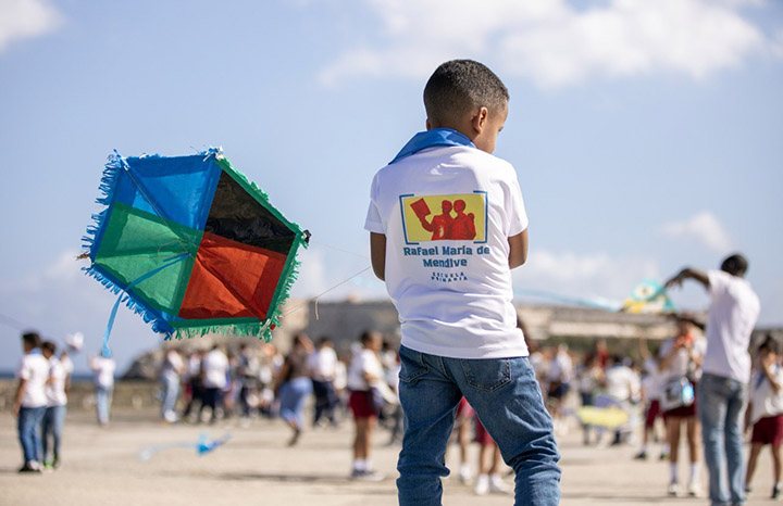 enciclopedia_cu's tweet image. Celebran pioneros #cubanos Festival del Papalote por la paz

🔗Saber más: radioenciclopedia.cu/papalotes-por-…

🇨🇺 #Cuba #CubaEsCultura #paz #RadioCubana @YuzaimaCardona @JulioCL63 @zcmcamaguey @Alicia_Soto7