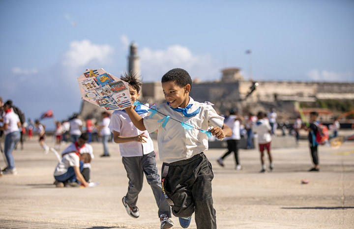 enciclopedia_cu's tweet image. Celebran pioneros #cubanos Festival del Papalote por la paz

🔗Saber más: radioenciclopedia.cu/papalotes-por-…

🇨🇺 #Cuba #CubaEsCultura #paz #RadioCubana @YuzaimaCardona @JulioCL63 @zcmcamaguey @Alicia_Soto7