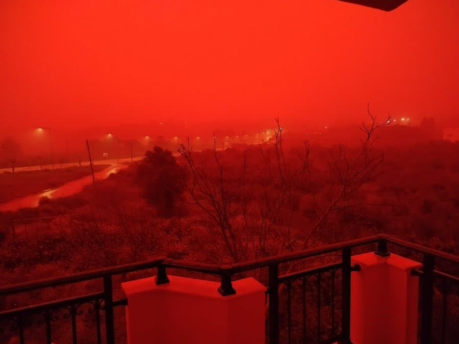 Saharan dust storm turns Crete skies red, cancels flights in Heraklion (video) greekcitytimes.com/2026/04/02/sah…