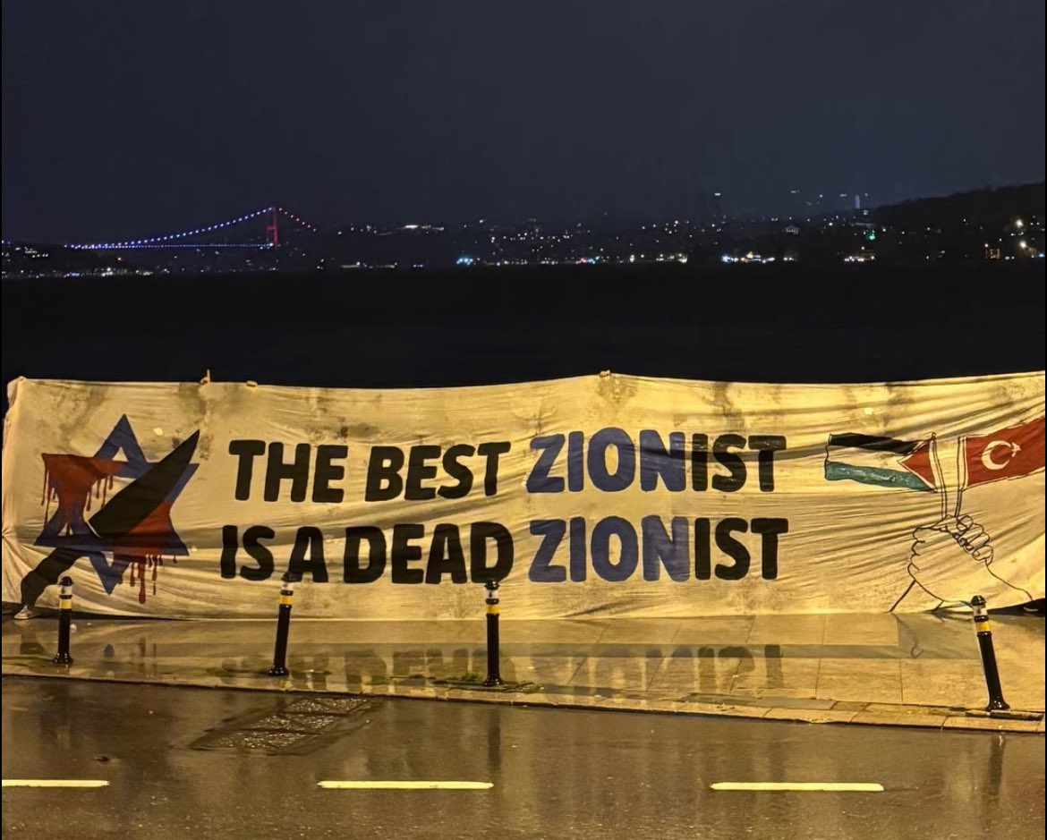 Haber | İstanbul’da bu gece “En iyi Siyonist ölü Siyonist” yazılı bir pankart açıldı.