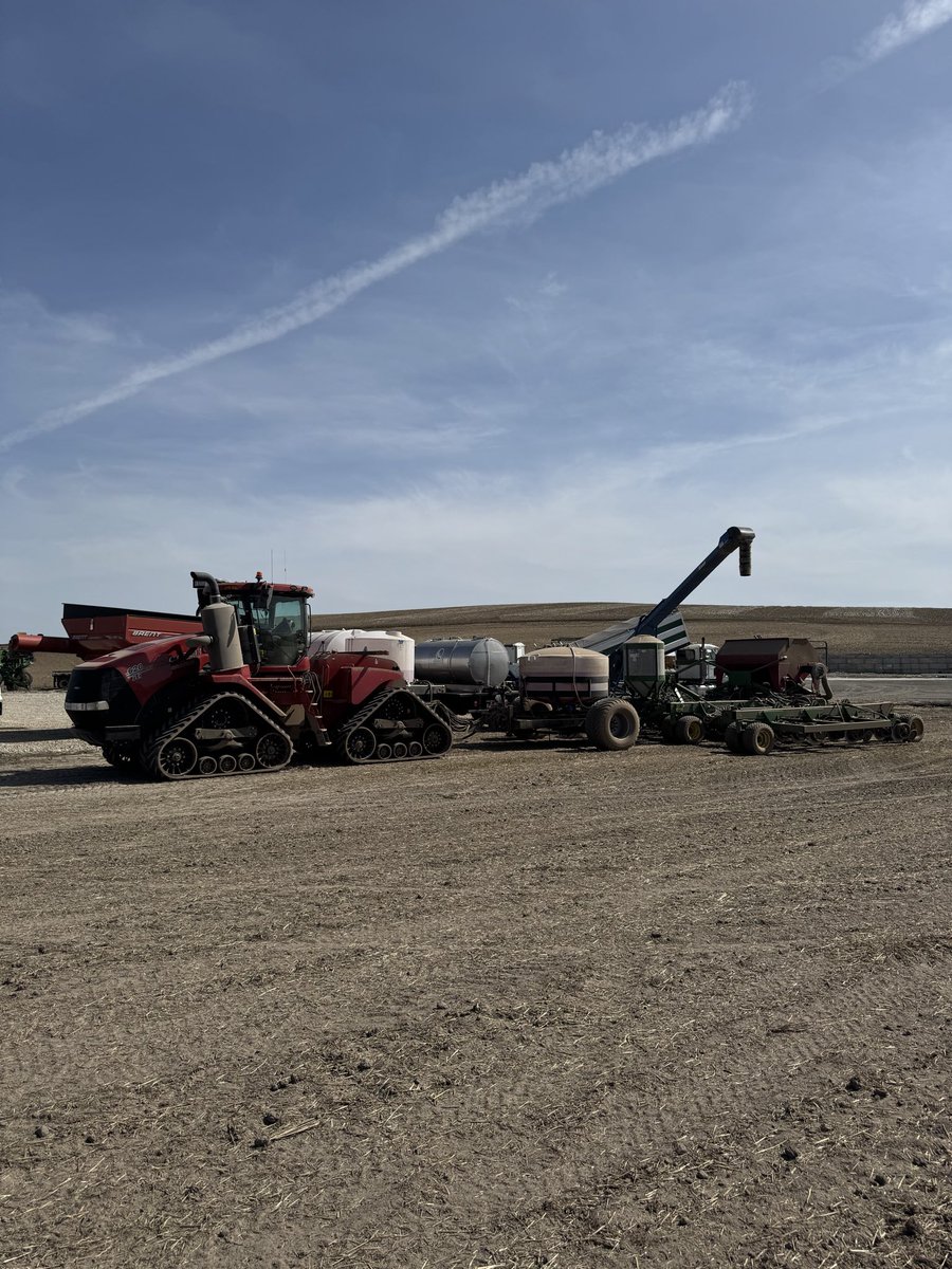 JacksonStipe's tweet photo. @farmerjim13 We use a field conveyor. You never have to move your truck 👌 pull in and load and take off again. https://t.co/rCixVjPIv2