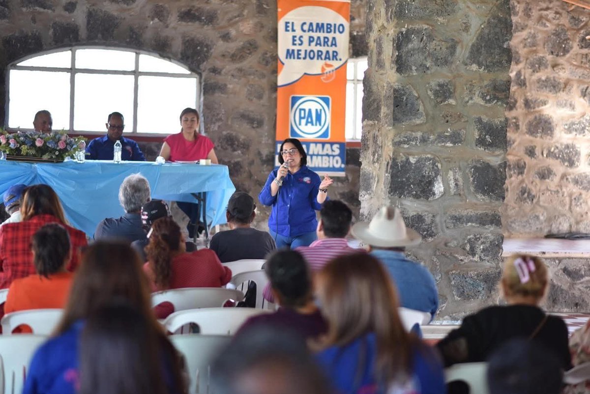 BereJuarezN's tweet photo. 🔵Estuvimos en la reunión distrital en Puruándiro, acompañando a @CQuintanaMtz , presidente del PAN Michoacán.

#BereJuarez #CercaDeTi
  #VinculaciónConLaSociedadCivil #PANMichoacán https://t.co/6UxhFTOBMK
