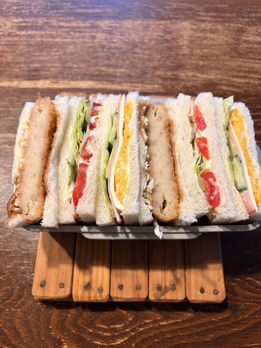 久しぶりに作ってみました🥪
断面はキレイに出来ました❗️結構ギチギチになったけど😅
627日目 サンドイッチ弁当
#お弁当 #親父の弁当