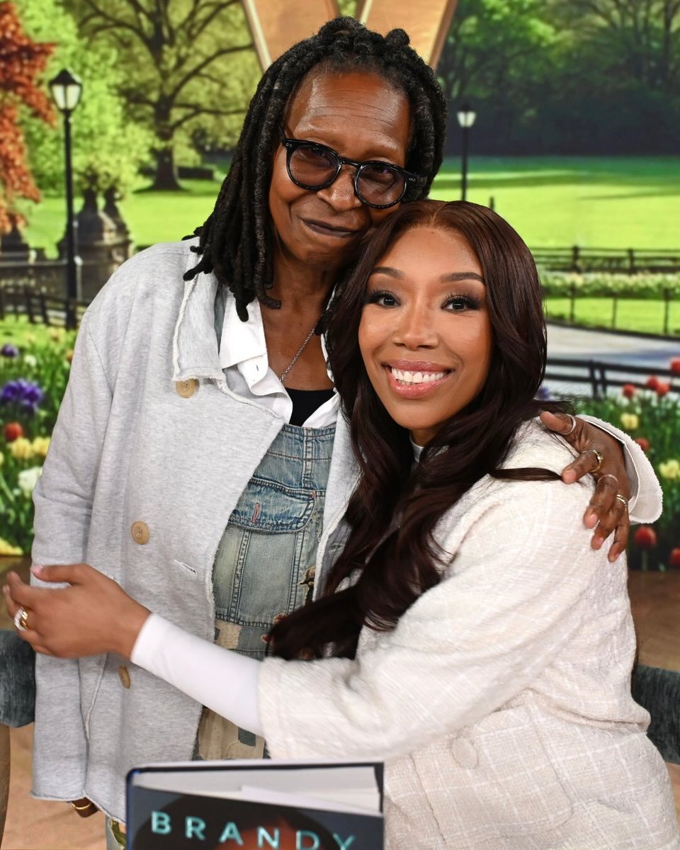 Whoopi Goldberg and Brandy. 📸