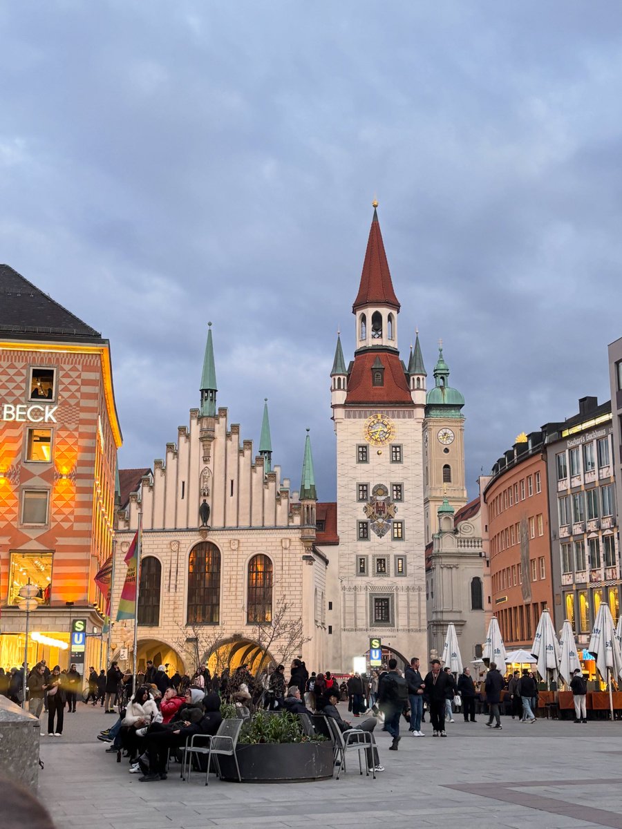 gevia's tweet photo. Antiguo Ayuntamiento de Múnich en Marienplatz, reconstruido tras los bombardeos de la Segunda Guerra Mundial https://t.co/WPTPpjoYwH