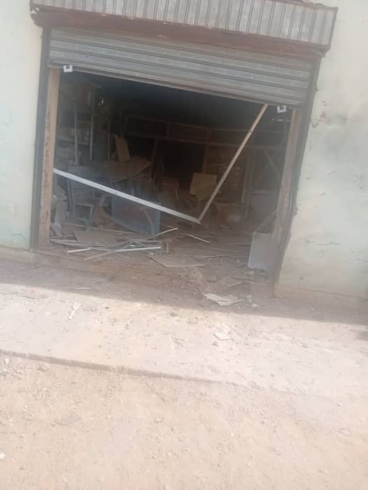 SudanTribune_EN's tweet photo. At least three people, including a pharmacist, were injured today in a suspected RSF drone strike on a medicine warehouse in Kosti, White Nile State. Reports indicate the "strategic" drone fired multiple missiles, causing panic. #Sudan #Kosti #WhiteNile
https://t.co/Np0AS1Eirn https://t.co/1NIsHGPsIA