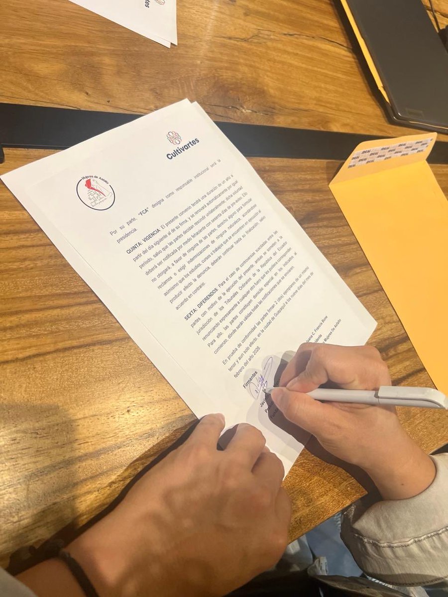 MujeresAsfalto's tweet photo. Fortaleceremos 8 bibliotecas comunitarias en Ecuador, construidas desde metodologías populares para el desarrollo y la organización colectiva. Desde Mujeres de Asfalto, tejemos alianza con CULTIVARTES. 

Hacer comunidad es organizarnos y sostenernos. ✊🏾📚 https://t.co/9obbHTYNxW