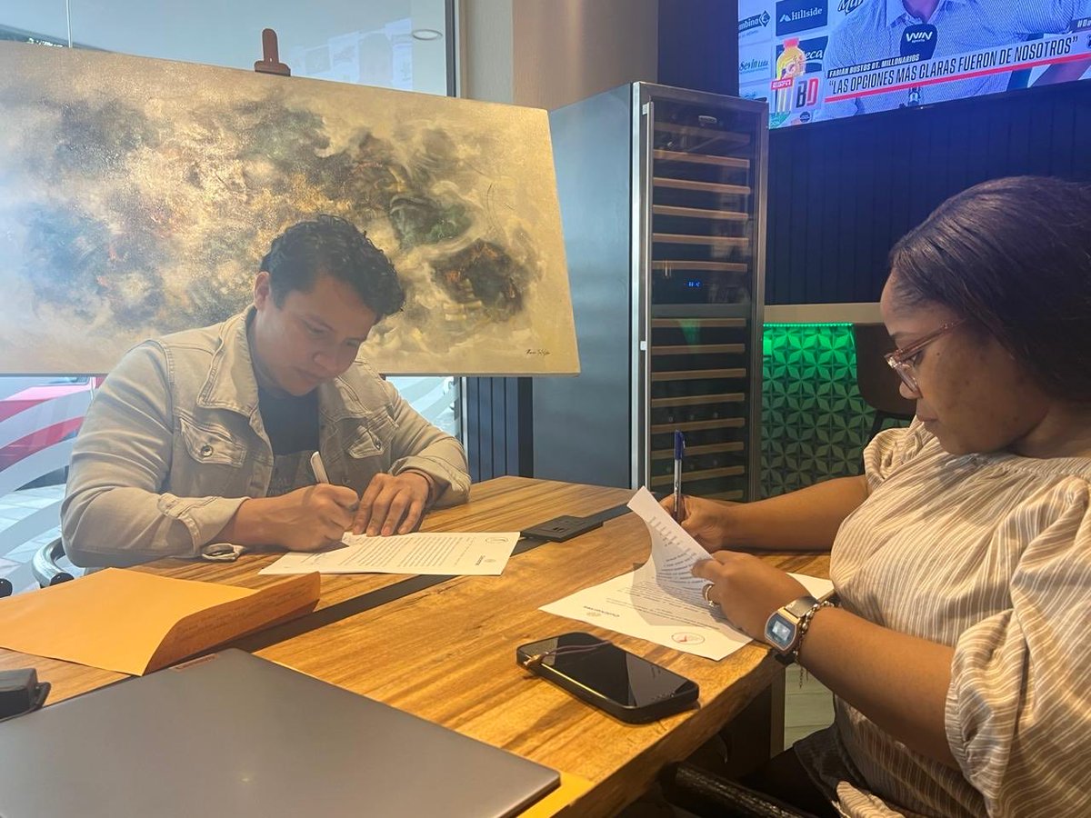 MujeresAsfalto's tweet photo. Fortaleceremos 8 bibliotecas comunitarias en Ecuador, construidas desde metodologías populares para el desarrollo y la organización colectiva. Desde Mujeres de Asfalto, tejemos alianza con CULTIVARTES. 

Hacer comunidad es organizarnos y sostenernos. ✊🏾📚 https://t.co/9obbHTYNxW