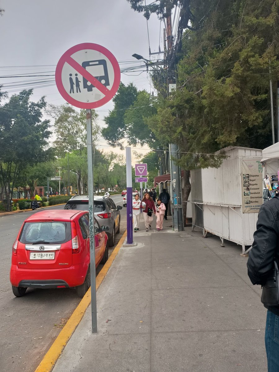 Am10Angeles's tweet photo. La hermosa ironía en educación vial cruce de calle y prohibido y luego siempre no jajaja @TlalpanAl @C5_CDMX @SEMOVI_GobOax esto es Acoxpa esquina Miramontes #chulada https://t.co/uXEA4x1czR