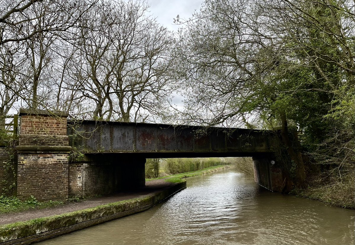 plw1053's tweet photo. Bridge of the day, Ashby canal #plw1053 #boatsthattweet #bridgeoftheday #tenfiftythreeimages @CRTBoating @NABO_Official @towpathtalk https://t.co/ry091DuMo8