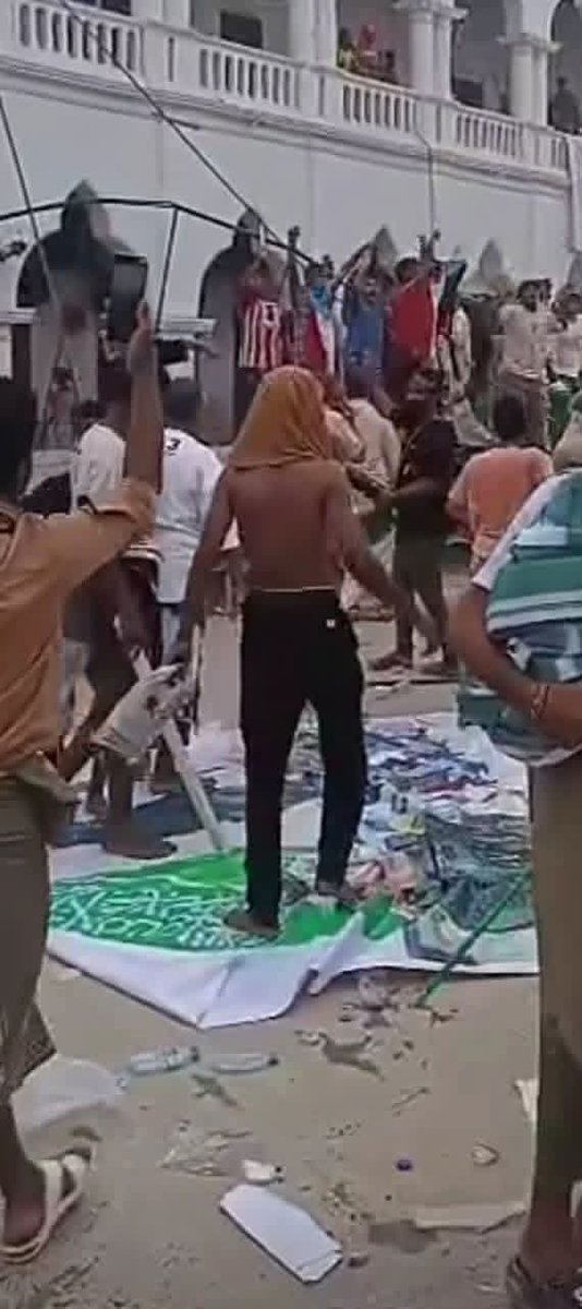 الدوس على علم الاشقاء بما فيه من عبارة التوحيد ( لا اله إلا الله) هذا منكر كبير يجب ان يستنفر السلطات المحلية في حضرموت وفي عدن وغيرها لردع هؤلاء الحقراء...

ما أقدموا عليه من مهاجمة التظاهرات التضامنية مع المملكة ودول الخليج ومهاجمة مؤسسات ومباني في عدن هو مؤشر خطير على عودة