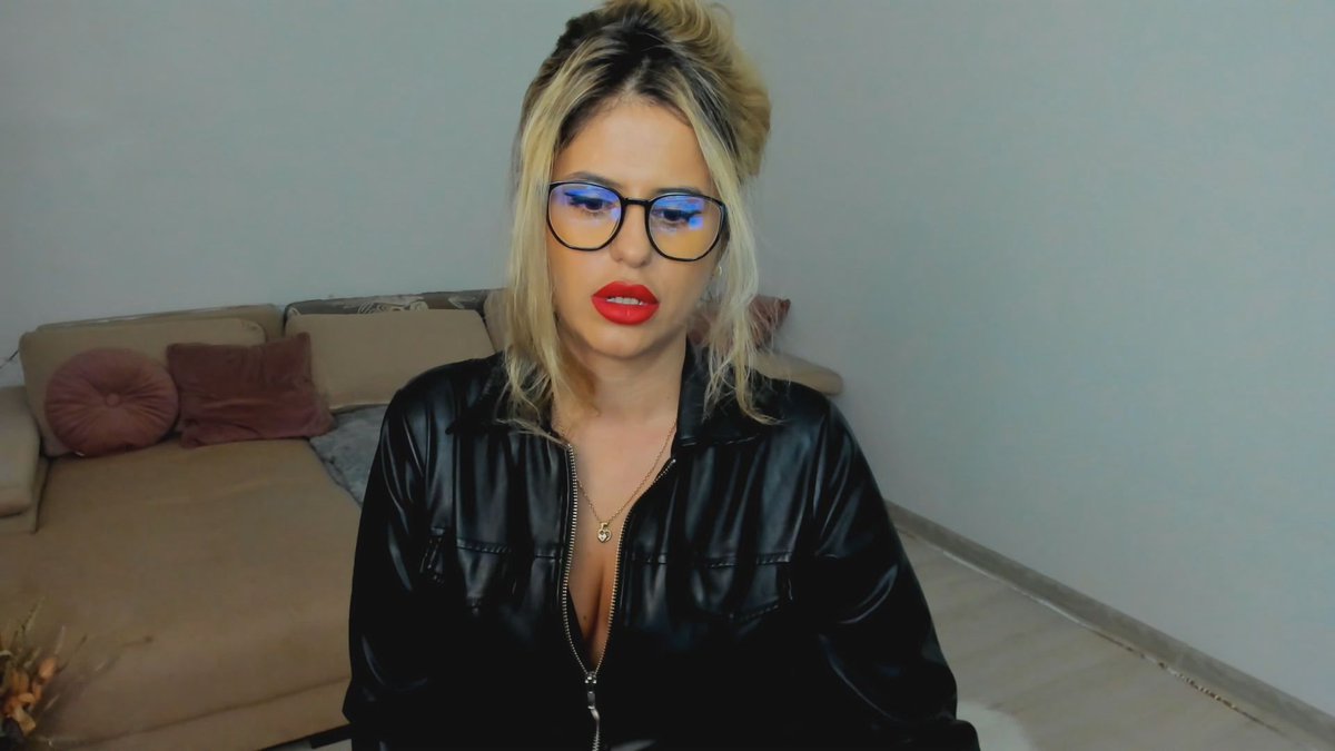 Your money fit better in my hands. Join me! <a href="/MyFreeCams/">MyFreeCams.com 🌴💚</a>! #onmfc MFC.im/DomTessaE 😈💚
follow me on here loyalfans.com/misstessa