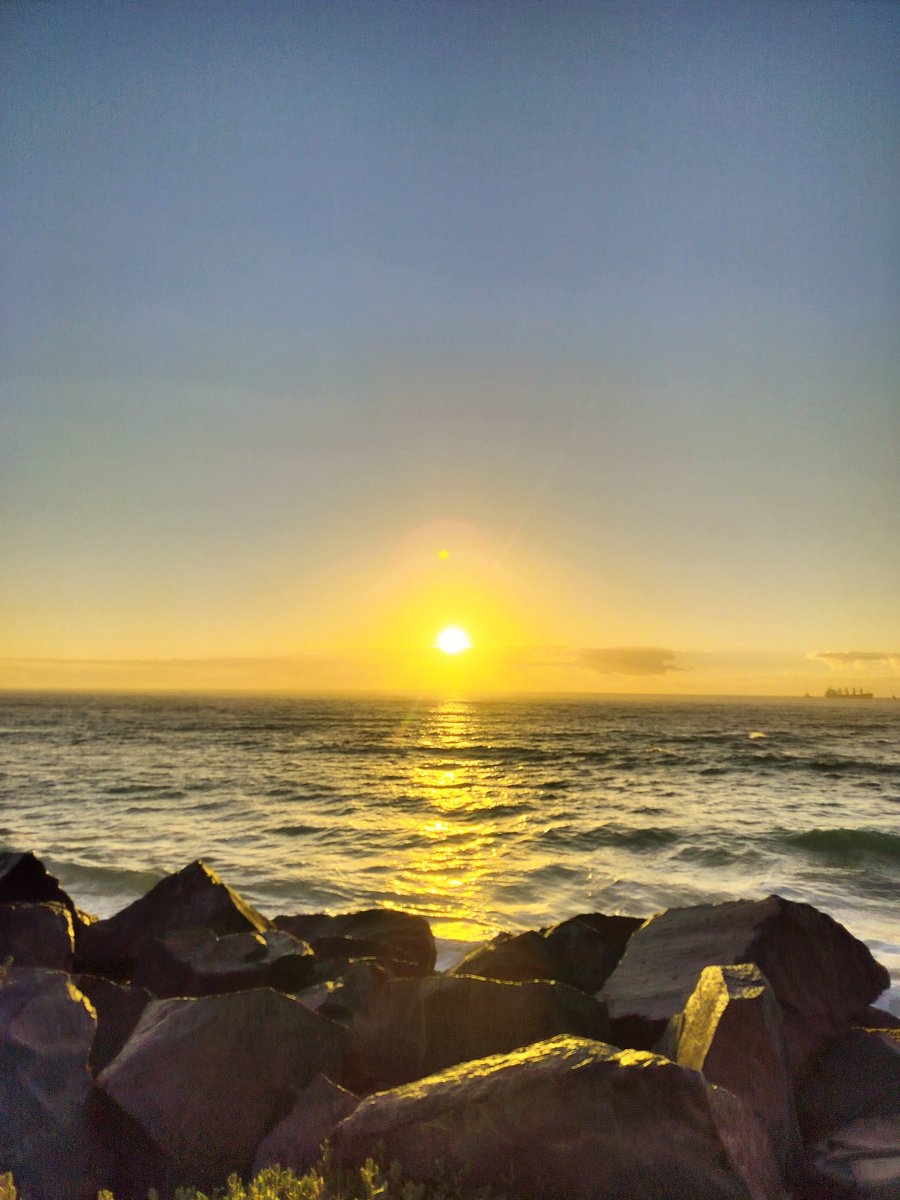 MillingtonSally's tweet image. Morning 5km run 
Beautiful start to the day with a loop by the sea around Stockton with a view over the water to Newcastle. So many UK places names here, but it's a bit warmer than back home!
Happy Thursday! 😀🏃‍♀️🇦🇺
#Stockton #Running #Australia
