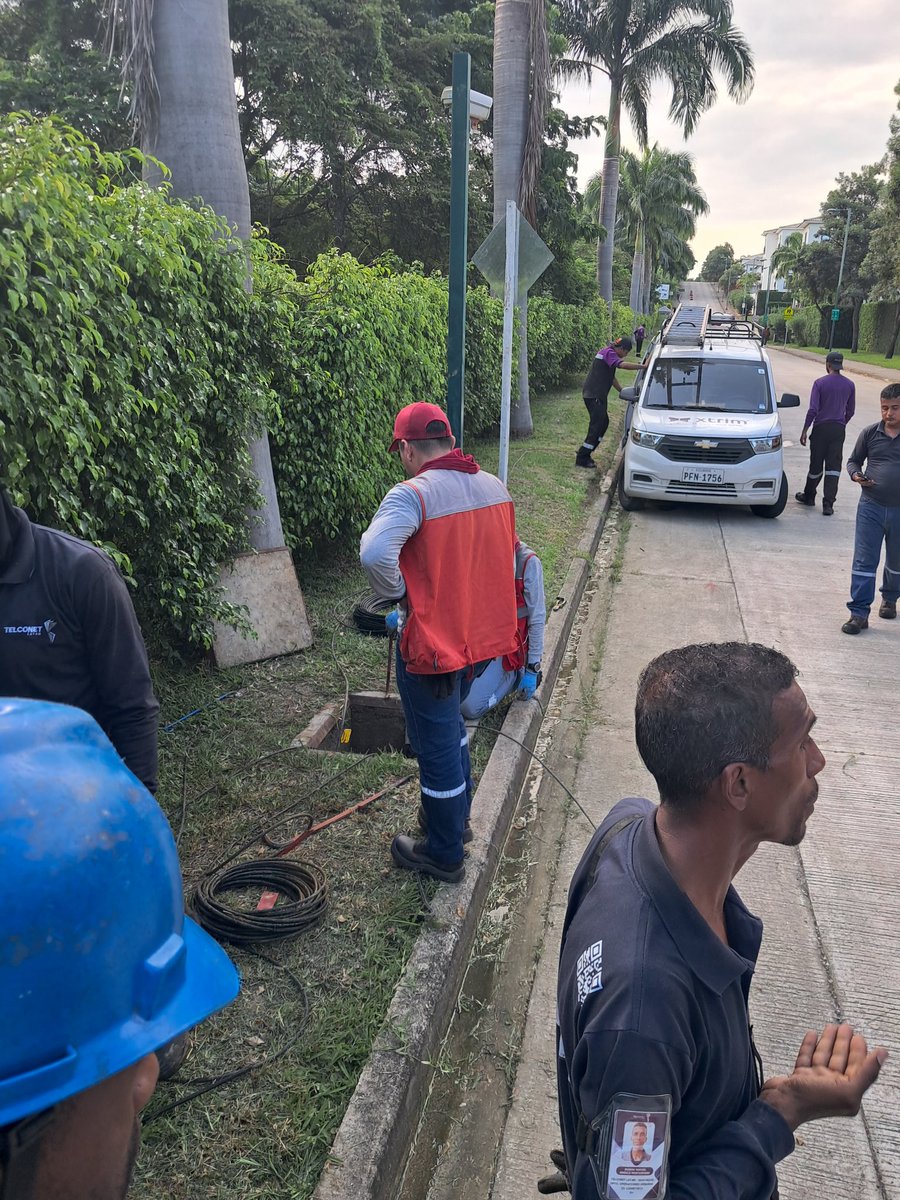 candokar's tweet photo. Srs @interagua 
Se encuentra cortado el  Internet en la calle principal de Villas del Bosque km 21 vía a la costa, al parecer los trabajos de tubería que está realizando el contratista de uds habría ocasionado la rotura de la tubería de la fibra por vibración. Favor inspección https://t.co/BhdmqPoQcs