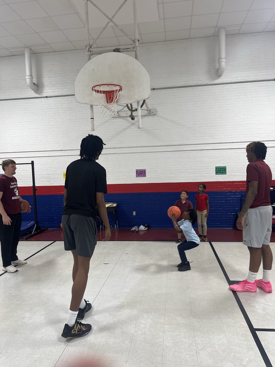 CoachCajunMoore's tweet photo. Our players did a great job today at Plantation Park Elementary working with the kindergarten grade for March Madness basketball  - that won the school class attendance award! https://t.co/gEKIfjr91y