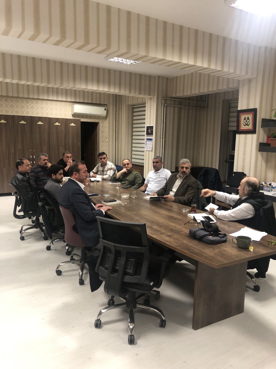 lezgibuldu's tweet photo. “Çarşamba İrfan Mektebi Buluşmamız”

İran’ı sadece siyasi bir rejim olarak değil; yasın, şehadetin ve devrim sonrası inşa edilen yeni kimliğin sokaktaki bir portresi anlatıyor.

📖 Mehdi'den Önce Devrimden Sonra İran
✒️ Muhammed Berdibek

Kitap okuyan tüm dostları bekleriz. https://t.co/9ZUpCvTYEC