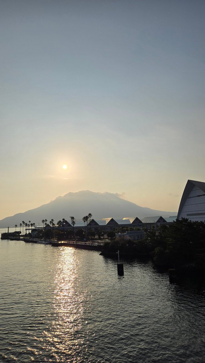 bkg20318's tweet image. おはようございます。4/2鹿児島市は晴れ☀️。
軽く肩のダンベル運動🤸し、朝飯は車の中でチョコスティックパン🍫🥖とコーヒー #BOSS ☕。
今日も1日坦々と♪
#桜島フェリー
#桜島