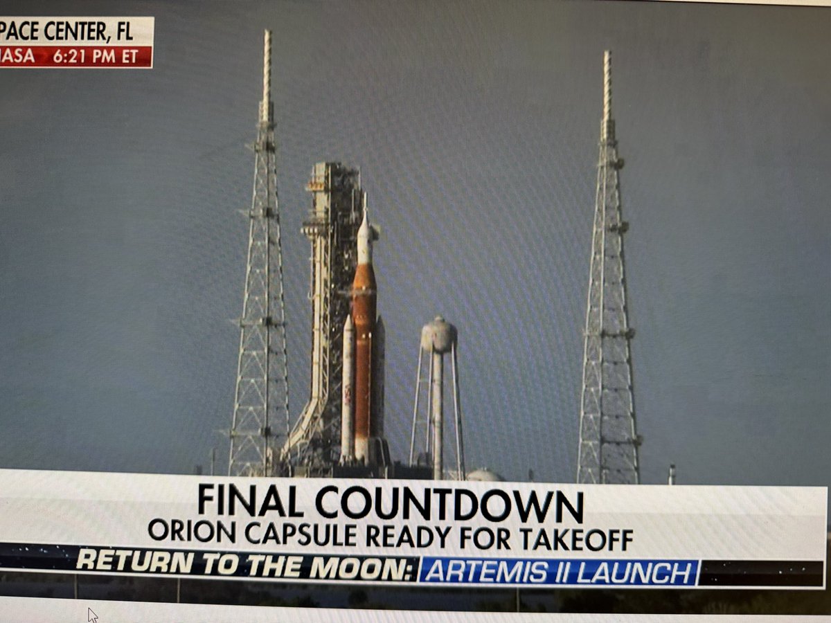 Rush74Kyle's tweet image. Lit up with anticipation…. #Rushfamily #Countdown @vivien2112