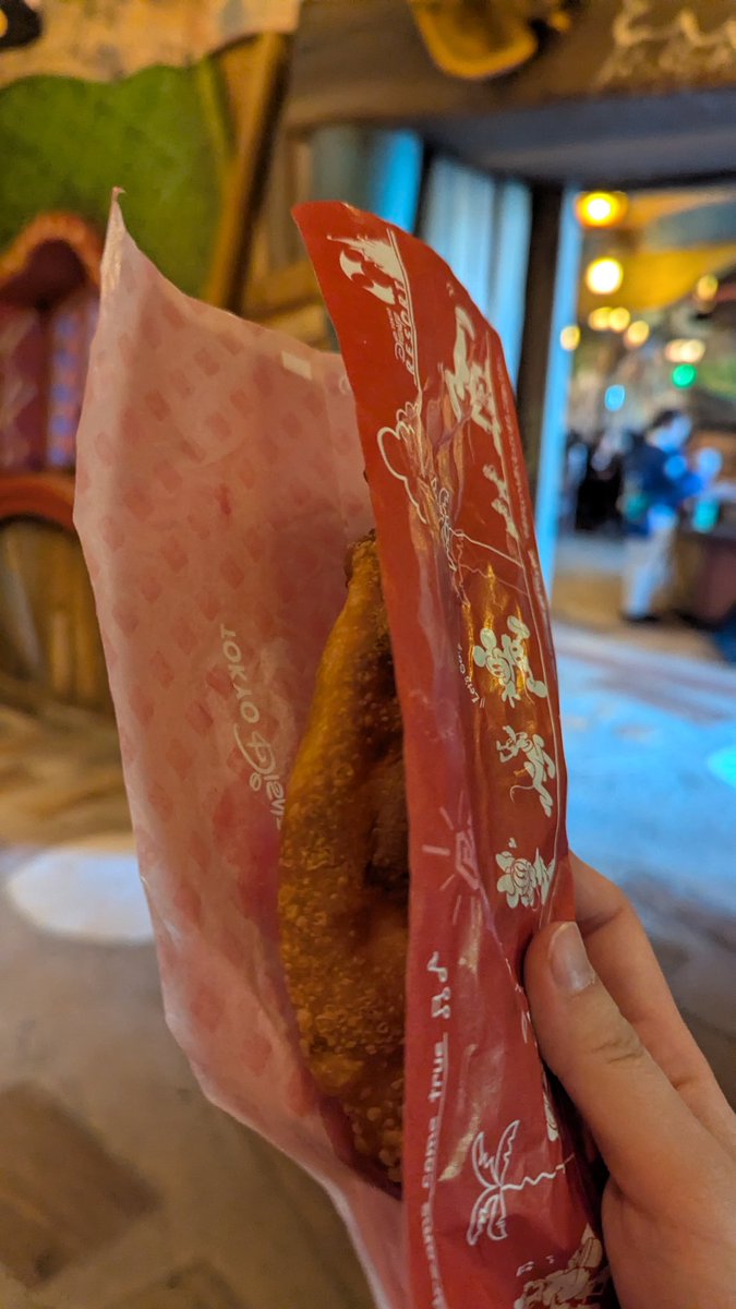 d_stijela's tweet photo. こないだルックアウトでのフライドピザ食べ納めしてきました！！！
まさかのモバイルオーダーデビューでしたがルックアウト自体がモバイル専門なので大体待ちなしで買えました
ハンガーの住民なので比較的近かったので良かったです
8日からまたブリーズウェイバイツなので嬉しー！！！食べに来てね！！ https://t.co/Zl45SYR1kx