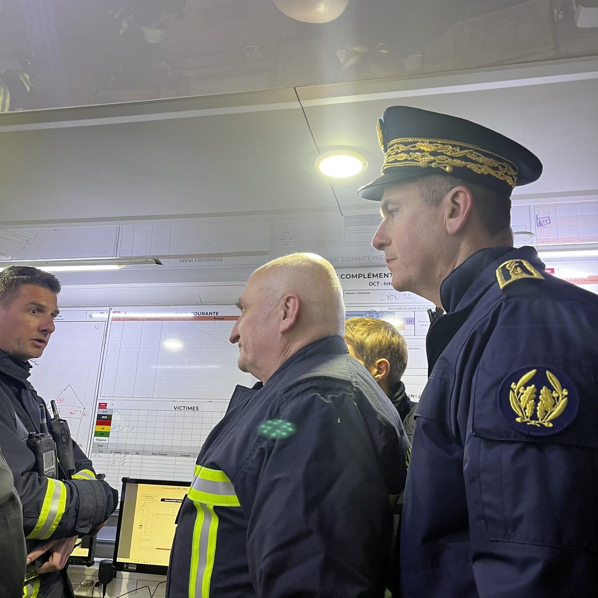 prefetrhone's tweet photo. L’incendie est actuellement circonscrit par 80 sapeurs-pompiers qui sont intervenus rapidement et massivement sur l’établissement des #Chartreux.

Le préfet délégué pour la défense et la sécurité Antoine GUÉRIN s’est rendu sur place à la demande de la préfète de région pour faire un point de situation.

Il a salué la réactivité des personnels d’encadrement dans la mise en œuvre des procédures qui a permis une évacuation rapide des élèves et leur relogement en sécurité sur le site.

La coordination du @SDMIS69 avec la police nationale, la police municipale, les services municipaux, @GRDF et @Enedis_AuRA a permis un déploiement efficace de nombreux moyens sur un site patrimonial complexe.