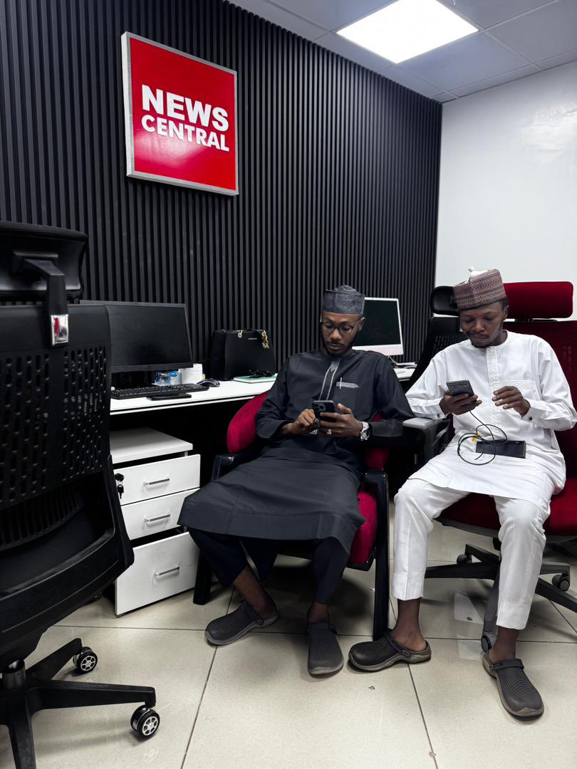 Na596Suleiman's tweet photo. Sunce ba SULHU a kaduna,mu hadu a akwatin zabe kawai, Aminan juna 🥰🤝.
@Bashir_GS 
@Mod33333 https://t.co/xpYbw5enbr