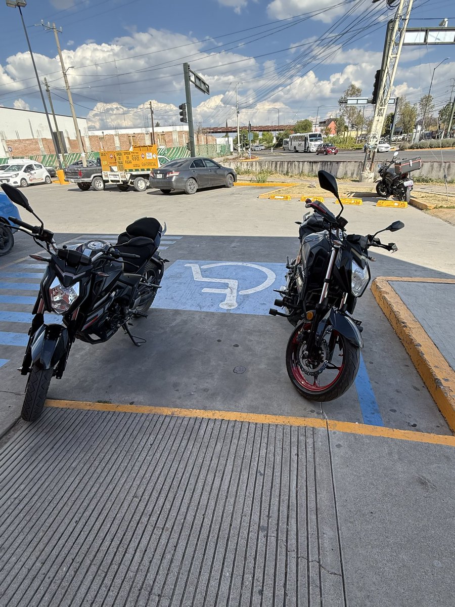 Así la cultura vial en este hermoso país. Como viajan en moto estacionados en lugar de discapacitados.