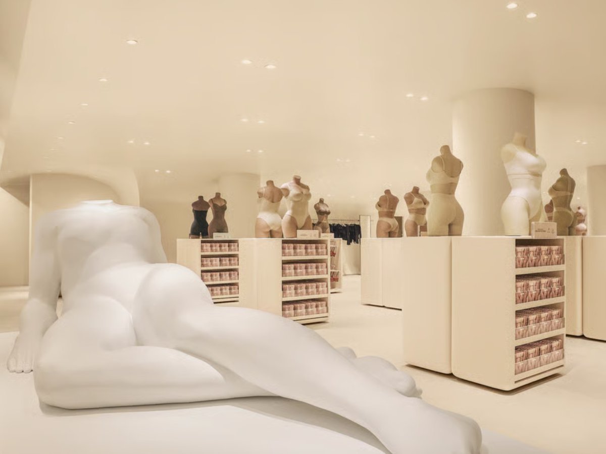 endetail_llc's tweet image. Skims just opened its first Chicago flagship, marking another step in the brand’s rapid move from online sensation to brick and mortar powerhouse.

Learn more at retaildive.com/news/inside-sk….

Photos via Chain Store Age.

#skims #physicalretail #flagshipdesign