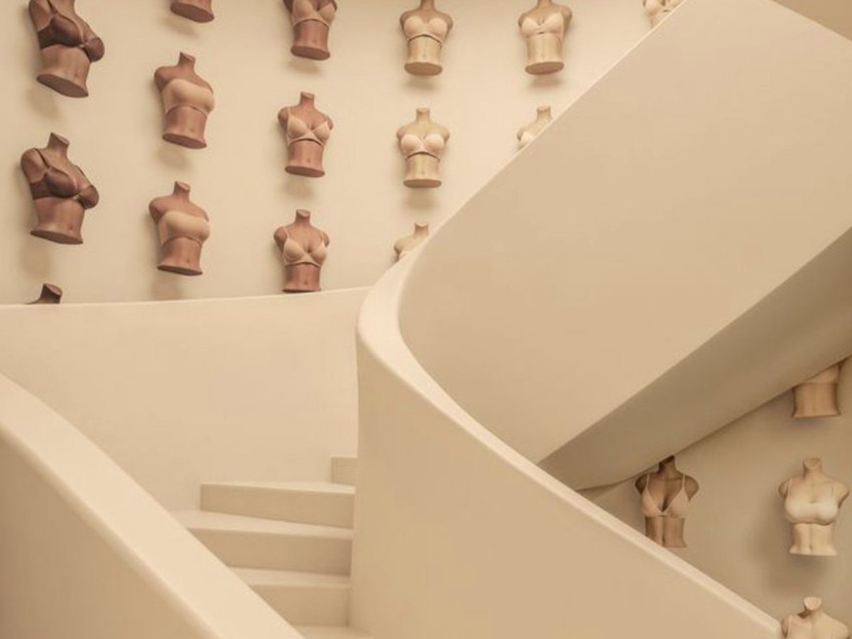 endetail_llc's tweet image. Skims just opened its first Chicago flagship, marking another step in the brand’s rapid move from online sensation to brick and mortar powerhouse.

Learn more at retaildive.com/news/inside-sk….

Photos via Chain Store Age.

#skims #physicalretail #flagshipdesign