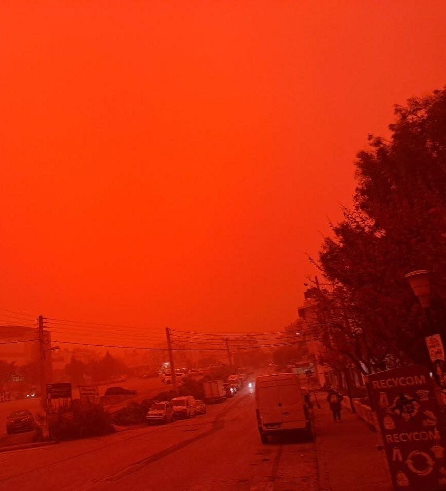 YsYaklasiyor's tweet image. 🚨Kuzey Afrika'da görülen kızıl toz fırtınası Yunanistan'ın Girit adasında da etkili oldu.

via:@Top_Disaster 
🗓️01/04/2026

#Crete #Greece #duststorm #desertstorm #weather #SONDAKİKA #urgente #notizie