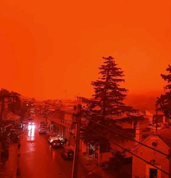 YsYaklasiyor's tweet image. 🚨Kuzey Afrika'da görülen kızıl toz fırtınası Yunanistan'ın Girit adasında da etkili oldu.

via:@Top_Disaster 
🗓️01/04/2026

#Crete #Greece #duststorm #desertstorm #weather #SONDAKİKA #urgente #notizie