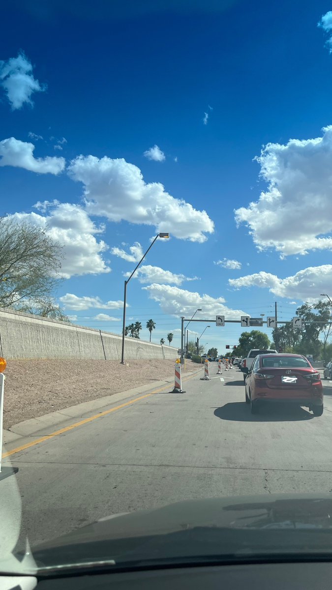 kitty_def's tweet photo. @ArizonaDOT The left turn lane being closed on the 101 southbound exit just because a single lane on Broadway eastbound is closed is pointless and causing so much unnecessary traffic. 

There was also a northbound lane closed yesterday, but luckily it was opened today. https://t.co/9yFEYYOiP4