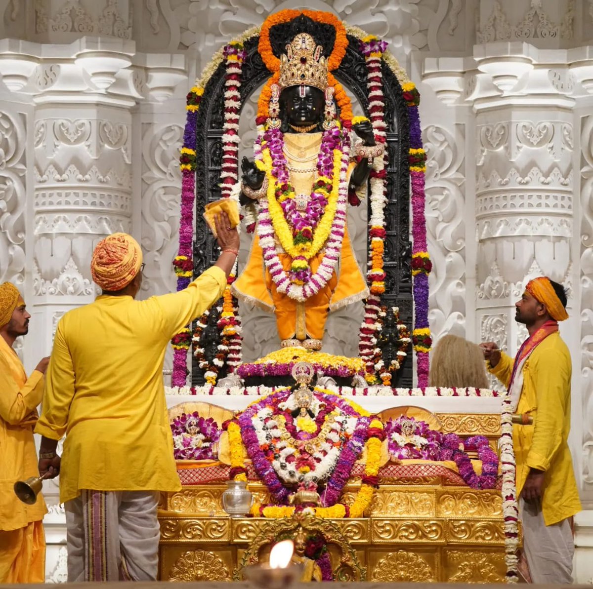 “हनुमान जी” की तरह जपते जाओ, अपनी सारी बाधाएँ दूर करते जाओ।

श्री हनुमान जन्मोत्सव की हार्दिक शुभकामनाएं।

जय श्री राम 🙌