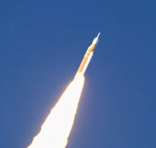SpectreNews_'s tweet photo. Rakieta SLS wystartowała wraz z pierwszą załogą, która zbliży się do księżyca od zakończenia programu apollo. Misja Artemis II została rozpoczęta. https://t.co/GS7bYAcGWM
