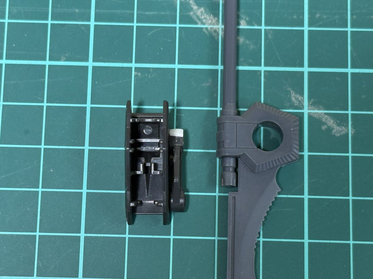 グランドスラム、デスティニーの武器マウントラッチにぴったりハマるの初めて知った……

ちょうどマウントラッチの窪みと、グランドスラムのちょっとの出っ張りが同じ幅で、そこに引っ掛かる感じ。