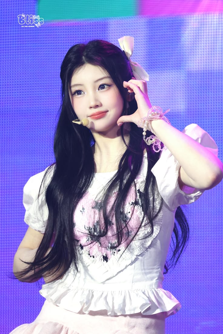 ILLIT Charts tweet media