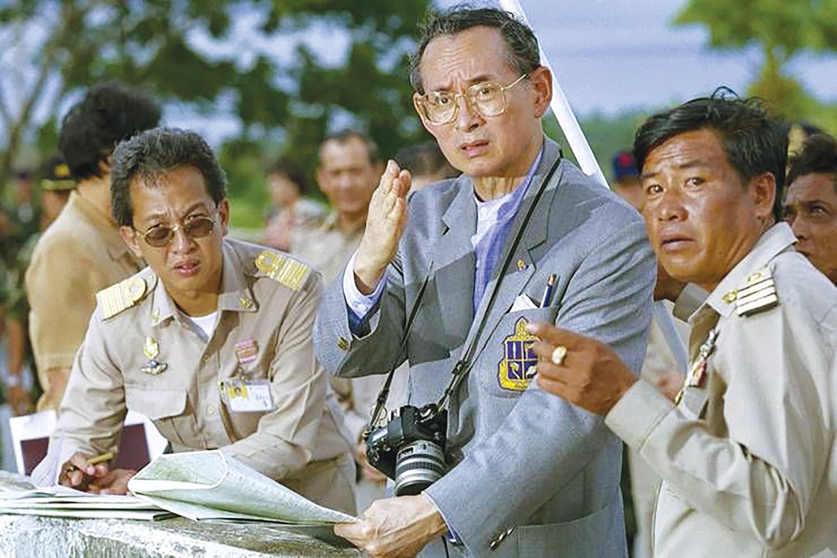 #เรารักสถาบันพระมหากษัตริย์
ตามรอยพ่อ ‘ซื่อสัตย์ สุจริต จริงใจต่อกัน

“…ข้าพเจ้าใคร่ขอ ให้ท่านทั้งหลายจงมั่นอยู่ในความซื่อสัตย์สุจริต ถือเอาประโยชน์ส่วนรวมเป็นที่ตั้ง เพราะคุณธรรมอันนี้เป็นมูลฐานอันสำคัญที่ยังเจริญ และความเป็นปึกแผ่นแก่สังคม เป็นบ่อเกิดแห่งความกลมเกลียว