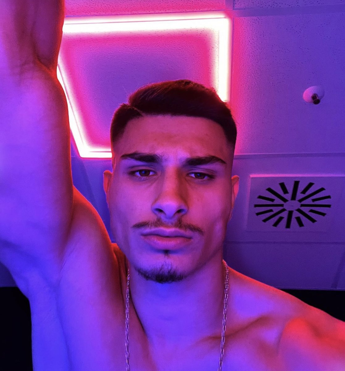 Noah SmithX tweet media