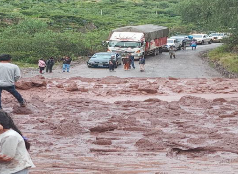 COENPeru's tweet photo. ⚠️ #Huancavelica | Hoy, a causa de las #LluviasIntensas, se registró un #Huaico que ocasionó daños en la infraestructura de transporte en el sector Andayaco, distrito de #Anco, provincia de Churcampa. El tránsito en la vía nacional se encuentra interrumpido. Gobierno local realiza la #EDAN y coordina con Provías Zonal Huancavelica las acciones de respuesta para restablecer el tránsito vehicular.