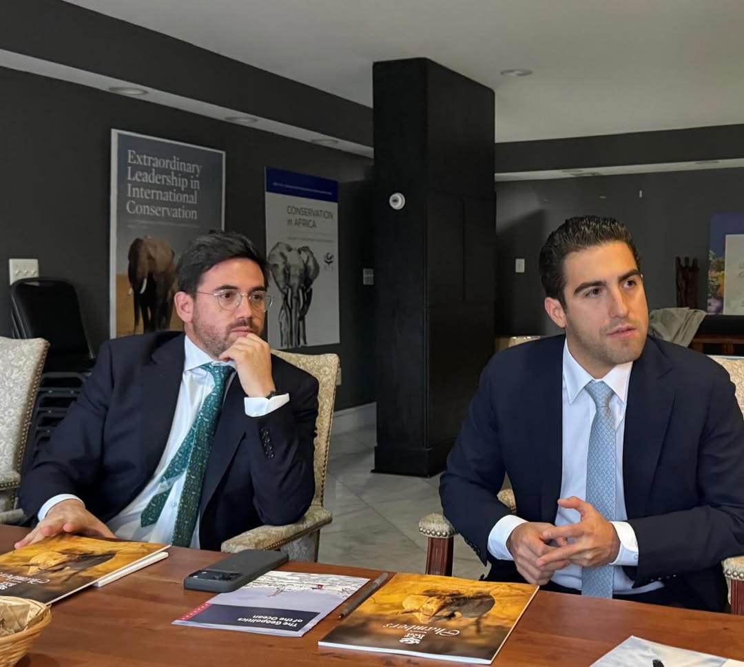 OscarReboraQRoo's tweet photo. Dimos un paso firme para consolidar a Quintana Roo como referente global en desarrollo sustentable. Acompañé al Senador @ginosegurav a Washington para fortalecer una alianza estratégica con el ICCF Group y llevar nuestra agenda ambiental al más alto nivel internacional.

Impulsamos la creación de un Caucus, un modelo de gobernanza que articula a legisladores, gobiernos, sector privado y sociedad civil para proteger la biodiversidad y enfrentar el cambio climático con soluciones integrales, poniéndole fin al modelo neoliberal del pasado, que siempre ponía intereses privados por encima de todo. 

Está visión de Estado es impulsada por nuestra Gobernadora @MaraLezama, buscando construir prosperidad compartida, atraer inversión y garantizar futuro. #Ambientalismo4T