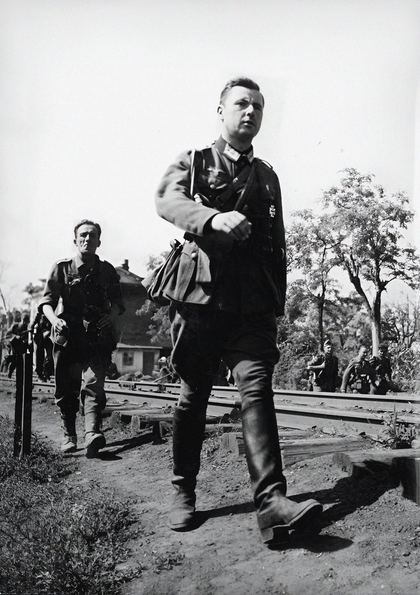 «Cuidado con la derecha. Para mí, la derecha es más peligrosa que la izquierda. La derecha es un enemigo disfrazado de "amigo". Son enemigos de aquello en lo que creemos».

- León Degrelle