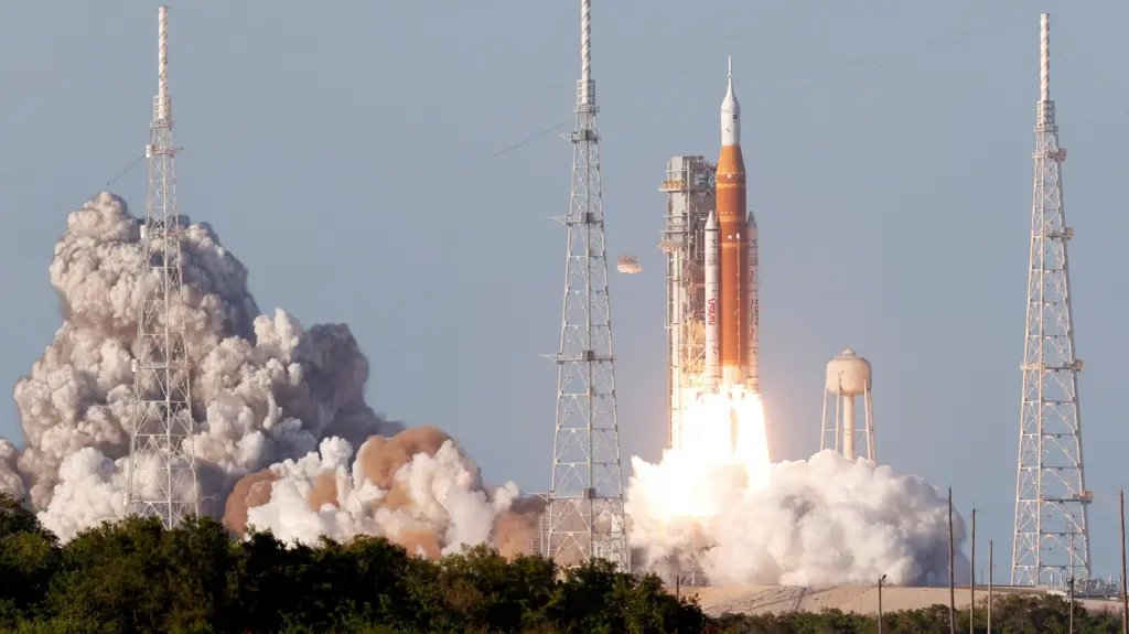 weddady's tweet image. 🇺🇲 Why Artemis 2 matters: 
- First humans to see the moon's dark side
- Trajectory will take them further in space than any human before 
- Re-entry speed for the Orion capsule will be the highest ever because of the steep angle due to deep space travel 
#NASA #ESA #CSA