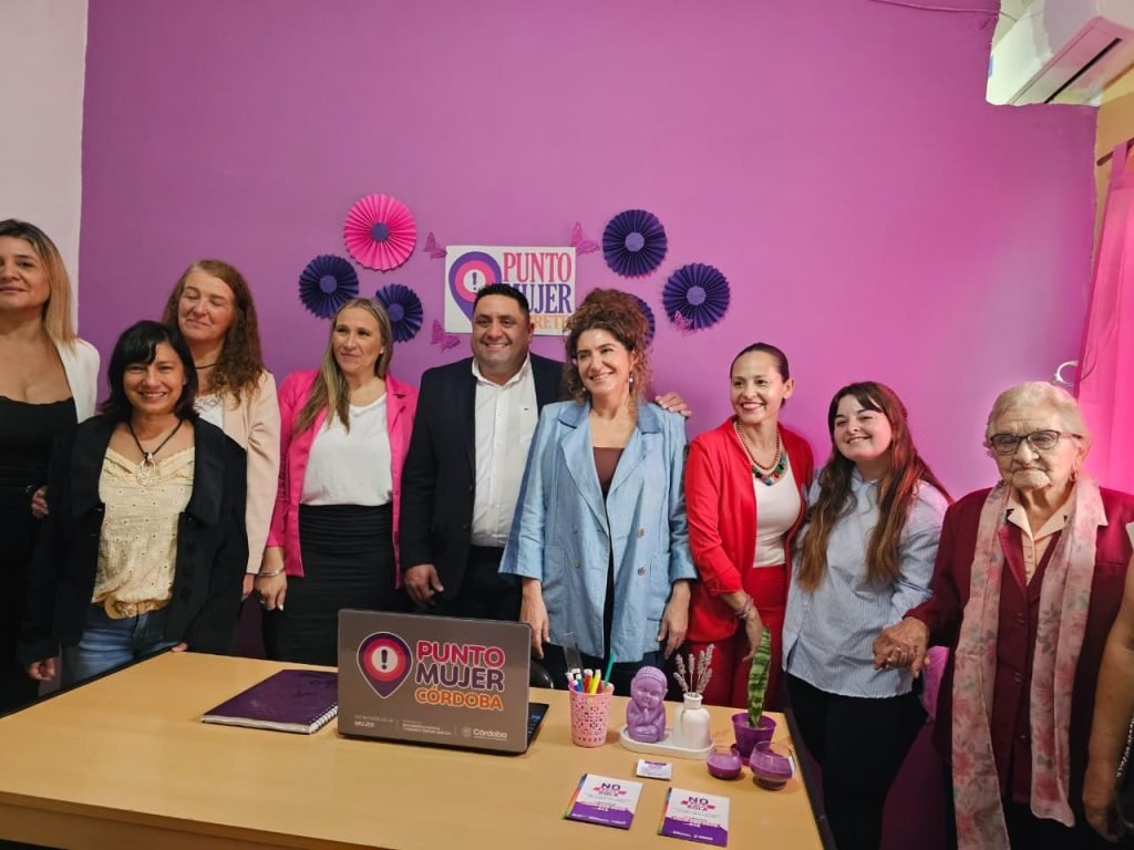 gobdecordoba's tweet photo. La red de #PuntoMujer sigue creciendo en todo #Córdoba. 💪💜
Con las nuevas aperturas en las localidades de #VillaDeSoto y #ElBrete, departamento #CruzDelEje, ya son 269 los espacios que brindan contención, orientación y acompañamiento a las mujeres en el territorio. ✅
🎓✨ Además, se entregaron certificados a egresadas de la Diplomatura Acompañantes Comunitarias 2025.
Conocé más 🔗 https://t.co/k0Q4XDXaaH
#HacerParaCrecer