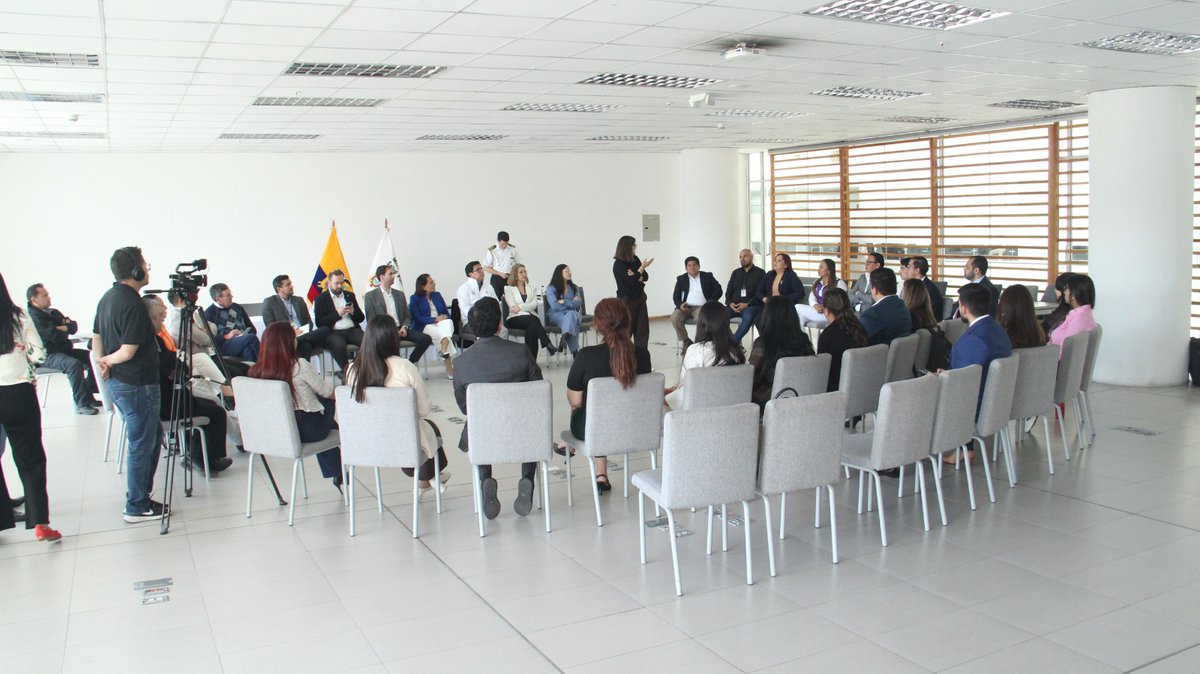 Salud_Loja's tweet photo. En coordinación entre el Gobierno Nacional y autoridades locales, la vicepresidenta, @mjpintoec, impulsa acciones para superar nudos críticos y consolidar un sistema más equitativo, resolutivo y humano.

Trabajamos por servicios más oportunos, eficientes y con enfoque humano. https://t.co/nCMfEAW4S6