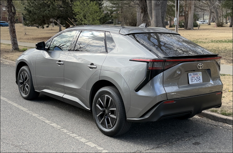 DaveTaylor's tweet image. Car break! There's lots to like with the newly redesigned @Toyota bZ EV. I spent a week driving the 2026 bZ XLE FWD Plus compact SUV. Here's everything you need to know: planetdave.com/2026/04/toyota… #ev #toyota #bev #cars #auto
