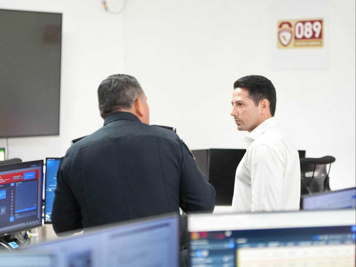 Desde el C5 en #Cozumel, junto al secretario de Seguridad Ciudadana, Julio César Gómez Torres, damos seguimiento a las acciones para fortalecer la seguridad en la isla.