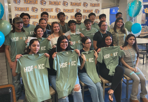 kcpublicschools's tweet image. Congratulations to the 41 KCPS seniors who received 2026 Hispanic Development Fund scholarships! 👏
Thank you to the College Access team, KCCAN, and staff for supporting our students on their college and career journeys.

#CollegeBound #Scholarship #KCPS