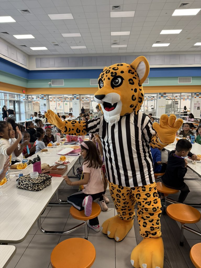 MrsT_teaches_'s tweet photo. Ref Leo made his way around @CFISDAndre to deliver popsicles for our Week 3 winners of our March Madness ST Math Challenge. @STMathTX @cfisdmath #stmath #marchmadness https://t.co/Cwp39Sq3kQ